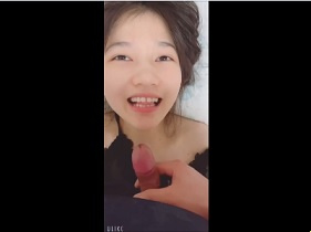 C'est une fille adorable et de bonne humeur dont les léchages font chaud au cœur